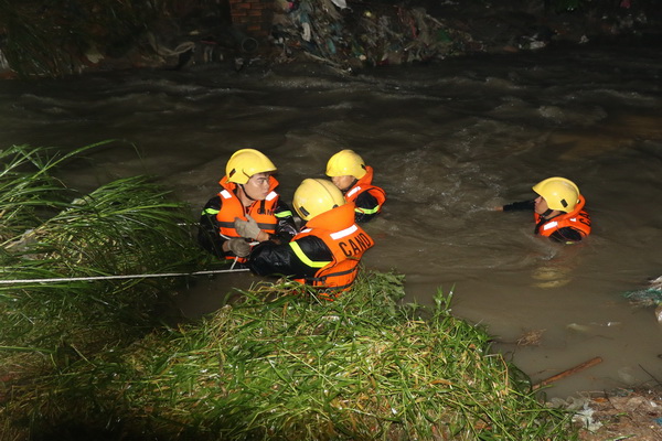 Lực lượng cứu nạn, cứu hộ tìm kiếm người mất tích vì bị nước cuốn tại cầu Kim Bích (phường Hố Nai, TP.Biên Hòa) ngày 30-9. (ảnh: Cảnh sát Phòng cháy, chữa cháy tỉnh cung cấp)