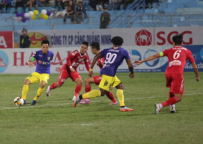 Trận đấu giữa Hà Nội và TP.Hồ Chí Minh trên sân Hàng Đẫy chiều 5-11.