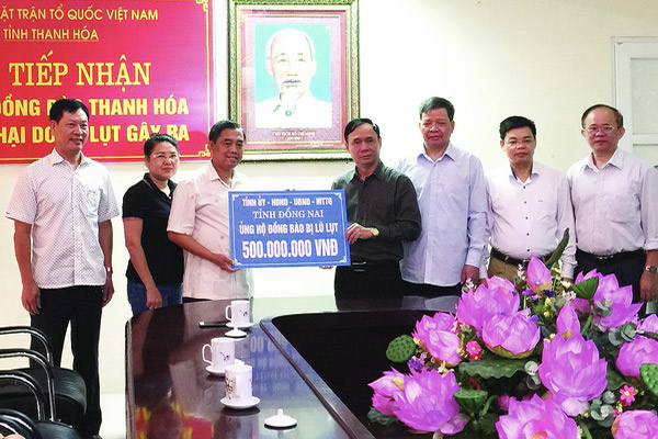 Chủ tịch Ủy ban MTTQ tỉnh Huỳnh Văn Tới trao 500 triệu đồng của Đồng Nai ủng hộ đồng bào Thanh Hóa.