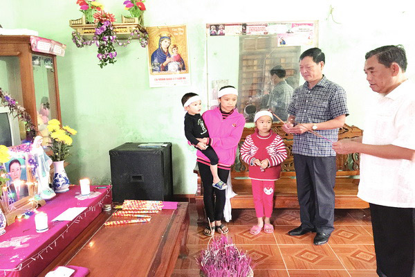 Chủ tịch Ủy ban MTTQ tỉnh Huỳnh Văn Tới viếng và thăm hỏi gia đình nạn nhân Nguyễn Văn Bính (huyện Cẩm Xuyên, tỉnh Hà Tĩnh).