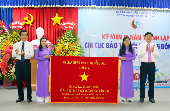 Phó chủ tịch UBND tỉnh tặng bức trướng chúc mừng Chi cục bảo vệ môi trường Đồng Nai. Ảnh:Văn Phước