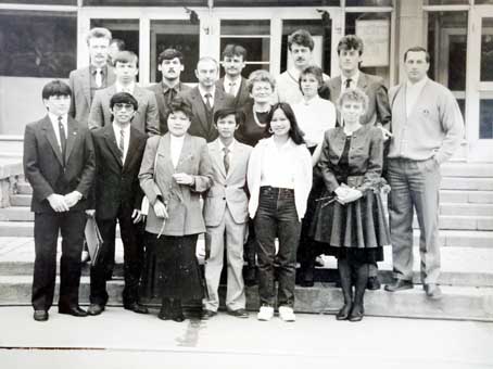 Ông Đặng Mạnh Trung (thứ 4, hàng đầu từ trái qua) chụp hình kỷ niệm với các bạn cùng lớp khi học ở Nga.