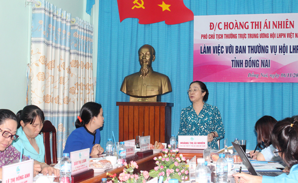 Bà Hoàng Thị Ái Nhiên, Phó chủ tịch thường trực Trung ương Hội Liên hiệp phụ nữ Việt Nam phát biểu tại buổi làm việc với Hội Liên hiệp phụ nữ tỉnh