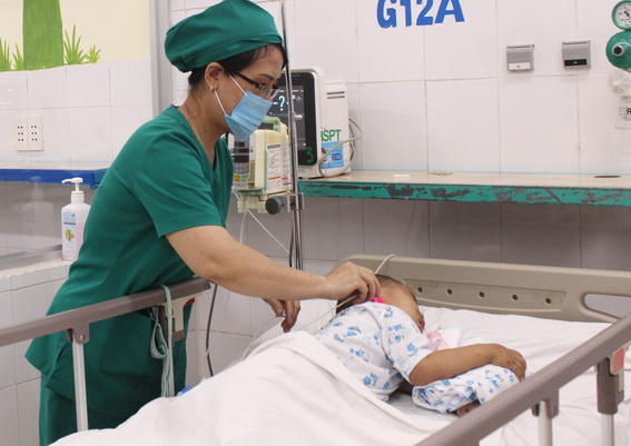 Điều dưỡng Khoa Phẫu thuật Phẫu thuật, gây mê – hồi sức, Bệnh viện Nhi đồng Đồng Nai chăm sóc cho bé T.H.Y. 