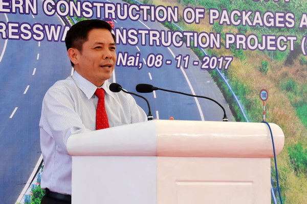 Bộ trưởng Bộ Giao thông-vận tải Nguyễn Văn Thể phát lệnh khởi công
