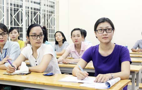 Công nhân Nguyễn Thanh Hương (bìa phải) trong giờ học buổi tối tại Trường cao đẳng công nghệ và quản trị Sonadezi.
