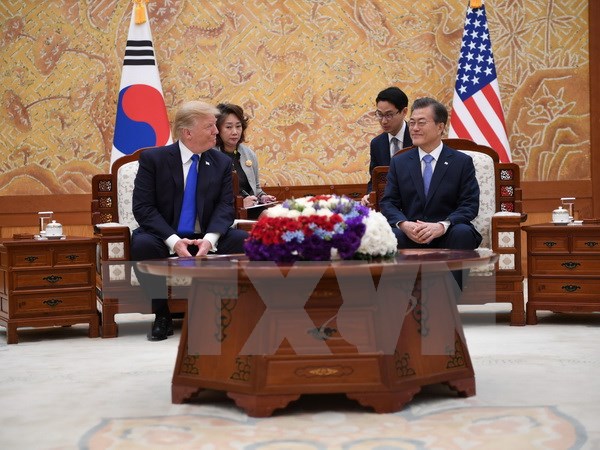Tổng thống Moon Jae-in (phải) và Tổng thống Donald Trump tại Phủ Tổng thống Hàn Quốc. (Nguồn: AFP/TTXVN)