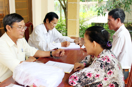 Nông dân xã Phú Thạnh (huyện Nhơn Trạch) được các luật sư, luật gia Trung tâm tư vấn pháp luật Hội Luật gia tỉnh phổ biến pháp luật tại địa phương.