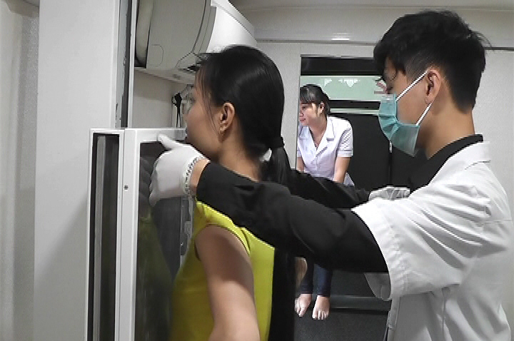 Các bác sỹ chụp X-Quang khám sàng lọc bệnh lao cho người dân tại hường Tân Hiệp, TP.Biên Hòa.