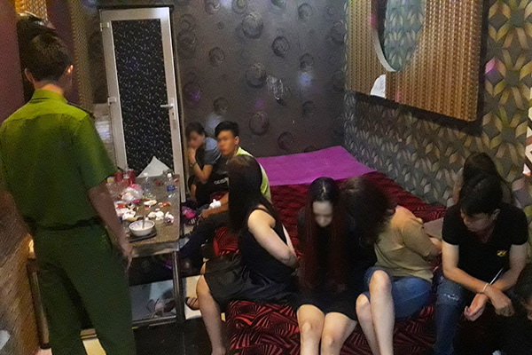 Một số thanh niên tại quán karaoke bị tạm giữ để xác minh (Ảnh: K.T)