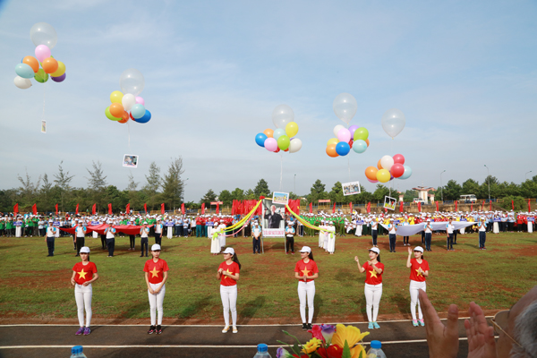 Nghi thức thả bong bóng chào mừng lễ khai mạc Đại hội TDTT huyện Cẩm Mỹ lần IV năm 2017