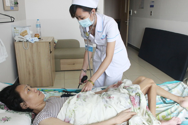 Điều dưỡng viên Bệnh viện đa khoa Đồng Nai chăm sóc bệnh nhân Nguyễn Thị Ngân.