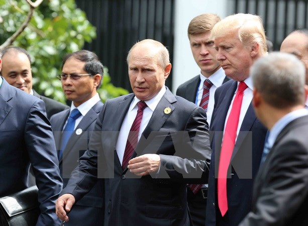 Tổng thống Hoa Kỳ Donald Trump và Tổng thống Nga Vladimir Putin sau khi kết thúc phiên họp kín thứ nhất tại APEC.  (Ảnh: TTXVN)