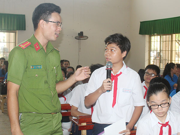 Các em học sinh Trường THCS Long Bình (TP. Biên Hòa) được tập huấn công tác phòng chống cháy nổ.... 