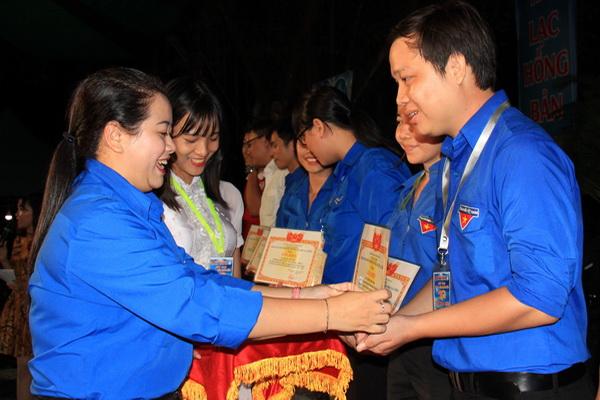 .Phó bí thư Tỉnh đoàn, Chủ tịch Hội Liên hiệp thanh niên tỉnh Nguyễn Thanh Hiền trao giấy khen cho 20 đoàn viên tiêu biểu.