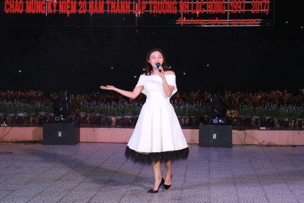 Ca sĩ Văn Mai Hương biểu diễn trong đêm văn nghệ của hội trại