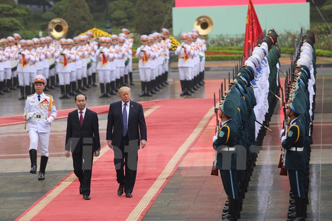 Chủ tịch nước Trần Đại Quang nhấn mạnh chuyến thăm Việt Nam của Tổng thống Donald Trump là cột mốc rất quan trọng, đánh dấu thời khắc tốt đẹp nhất trong lịch sử quan hệ, mở ra một tương lai rộng lớn để hai nước viết tiếp những trang sử mới. (Ảnh: Minh Sơn/Vietnam+)