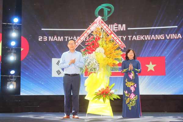  Phó chủ tịch UBND tỉnh Nguyễn Hòa Hiệp (phải) tặng hoa chúc mừng kỷ niệm 23 năm thành lập công ty.