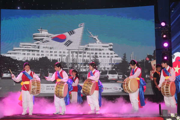 Tiết mục Trống hội cổ truyền Hàn Quốc do học sinh, sinh viên Hàn Quốc biểu diễn