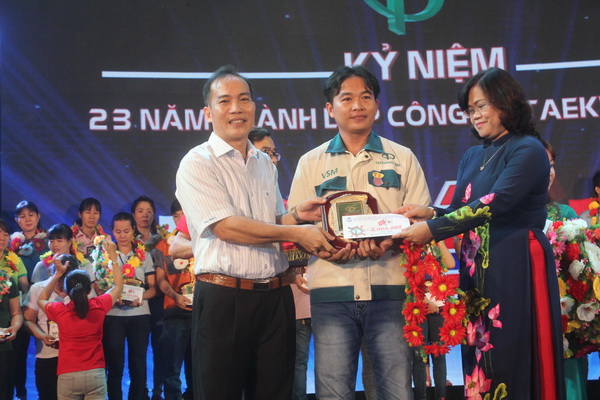 Phó chủ tịch UBND tỉnh Nguyễn Hòa Hiệp và Chủ tịch Công đoàn cơ sở công ty Đinh Sỹ Phúc khen tặng những quản lý xuất sắc.