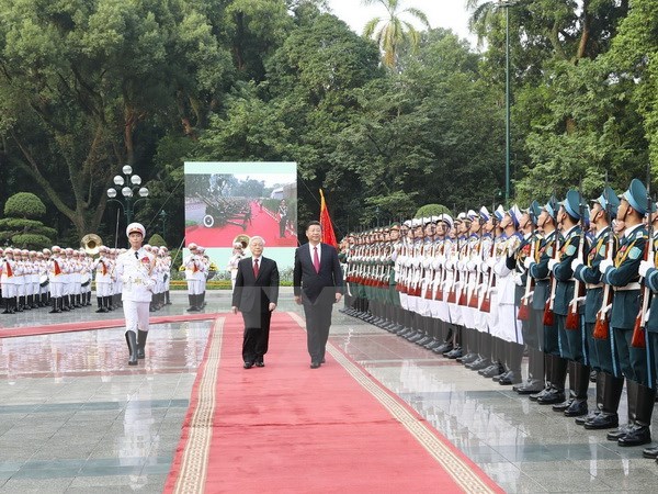 Tổng Bí thư Nguyễn Phú Trọng và Tổng Bí thư, Chủ tịch Trung Quốc Tập Cận Bình duyệt Đội danh dự Quân đội nhân dân Việt Nam. (Ảnh: Trí Dũng/TTXVN)
