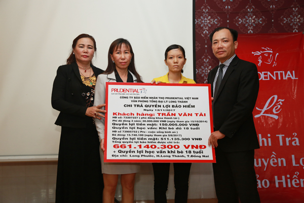 Đại diện Công ty Bảo hiểm Nhân thọ Prudential Việt Nam chi trả quyền lợi bảo hiểm cho người thân khách hàng Trần Văn Tài (thứ hai bên phải).