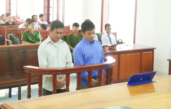 Hai bị cáo Thượng và Giang tại phiên tòa sáng 14-11