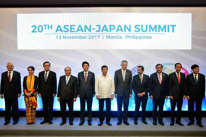 Thủ tướng Nhật Bản Shinzo Abe chụp ảnh chung với các nhà lãnh đạo ASEAN tại hội nghị. (Nguồn: AFP)