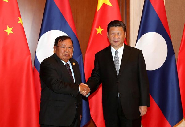  Tổng Bí thư, Chủ tịch Trung Quốc Tập Cận Bình (phải) và Tổng Bí thư Ban Chấp hành Trung ương Đảng Nhân dân Cách mạng Lào, Chủ tịch nước Bounnhang Vorachit. (Nguồn: Xinhua)