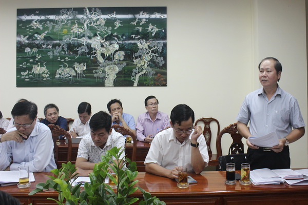 Giám đốc Sở Y tế Huỳnh Minh Hoàn báo cáo tại cuộc họp.