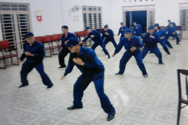 Các thành viên Tổ tự quản an ninh trật tự ấp Thái An thực tập các động tác võ thuật trước giờ tuần tra.