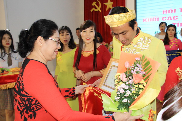 Giám đốc Sở GD-ĐT Huỳnh Lệ Giang trao giải nhất thể loại múa cho Trường THPT Ngô Sĩ Liên (huyện Trảng Bom)