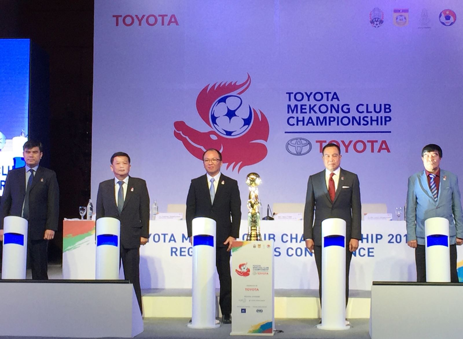Đại diện của 4 Liên đoàn bóng đá Việt Nam, Thái Lan, Lào, Campuchia và đại diện của công ty Toyota châu Á Thái Bình Dương trong lễ khai mạc
