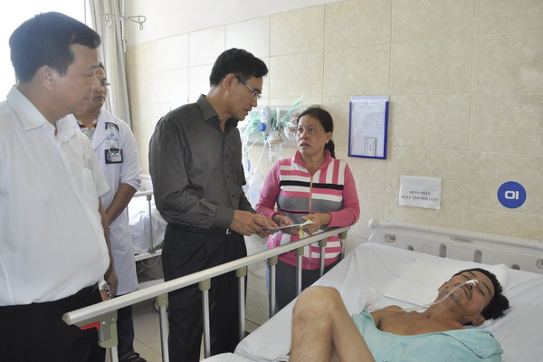 Phó chủ tịch UBND tỉnh Trần Văn Vĩnh tặng quà, động viên tinh thần cho trường hợp bị tai nạn giao thông điều trị tại Bệnh viện đa khoa Đồng Nai.