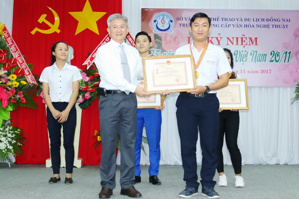 ông Lê Kim Bằng, Giám đốc Sở Văn hóa – thể thao và du lịch trao bằng khen của UBND tỉnh cho 4 học sinh Trường trung cấp văn hóa nghệ thuật Đồng Nai.
