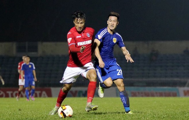 Quảng Nam (phải) có cơ hội rất lớn để lên ngôi vô địch V.League 2017.