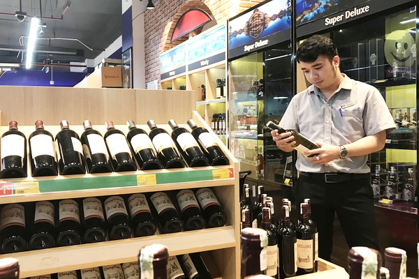Khách hàng chọn mua rượu tại một trung tâm thương mại trên đường Phạm Văn Thuận, TP.Biên Hòa (ảnh minh họa). Ảnh: K.LIỄU