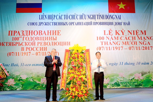 Phó chủ tịch UBND tỉnh Nguyễn Quốc Hùng tặng hoa chúc mừng ông Aleksei V.Popov - Tổng Lãnh sự Liên bang Nga tại TP. Hồ Chí Minh nhân kỷ niệm 100 Cách mạng tháng Mười Nga.