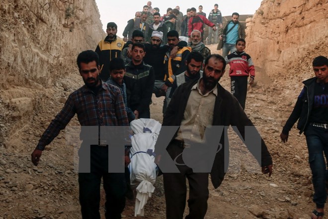 Chuyển thi thể các nạn nhân thiệt mạng trong vụ pháo kích ở miền Đông Ghouta ngày 17/11. (Nguồn: AFP/TTXVN)