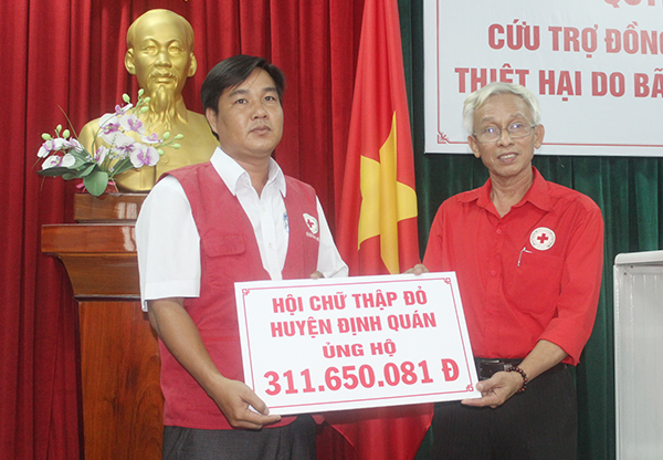 Hội Chữ thập đỏ huyện Định Quán ủng hộ hơn 311 triệu đồng. (ảnh: HD)