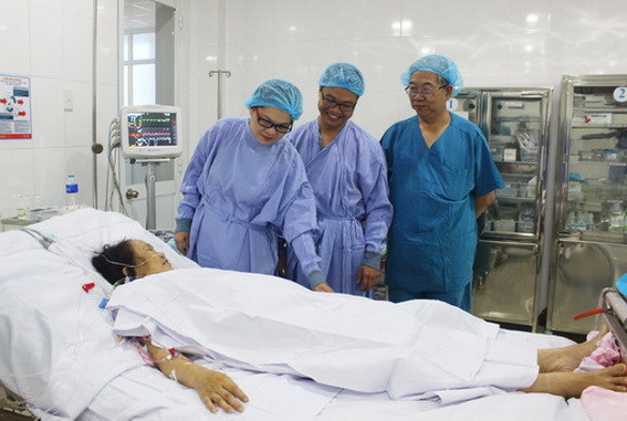 Ê- kíp bác sĩ Bệnh viện đa khoa Thống Nhất tham gia thực hiện ca phẫu thuật thăm hỏi bệnh nhân Tuyết.