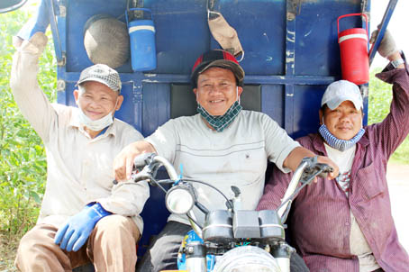 Ông Bùi Công Khanh (giữa) cùng 2 đồng nghiệp: Tâm và Thành trên đường đi thu gom rác.