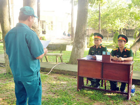 Cán bộ, giáo viên Trường Quân sự tỉnh trong buổi kiểm tra của một lớp quân sự cơ sở. ảnh: Đ.Tùng