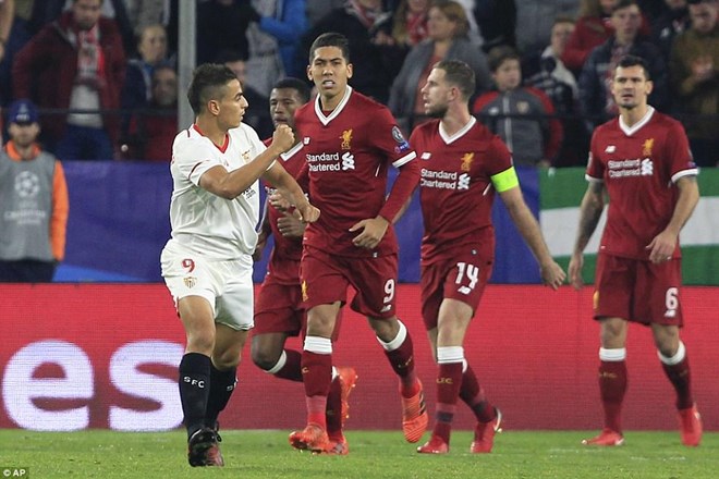 Sevilla (áo trắng) đẩy Liverpool phải bước vào trận sinh tử ở lượt cuối.