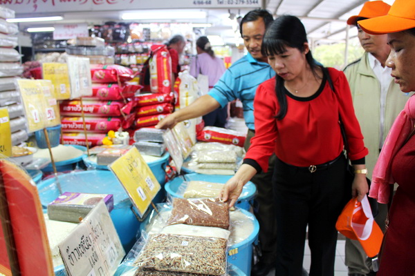 Bà Hoàng Thị Bích Hằng, Chủ tịch Hội Nông dân tỉnh dẫn đầu đoàn đến tham quan, học hỏi kinh nghiệm tại một số chợ nông sản, trang trại sản xuất nông nghiệp tại Thái Lan. (Ảnh: Thu Hiền)