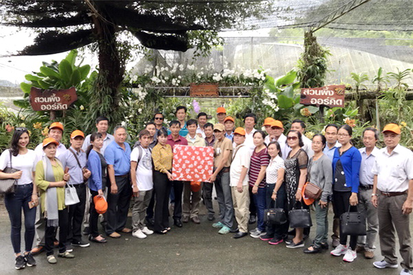 Đại diện đoàn tặng quà lưu niệm cho ông Lek Suanpheung – chủ trang trại hoa lan Suanpheung Orchids (tỉnh Ratchaburi, Thái Lan)