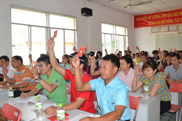 Các đảng viên Chi bộ Công ty TNHH Pouchen Việt Nam, thông qua Nghị quyết chi bộ tháng 8-2017.