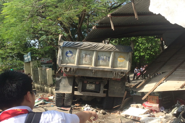 Một phần tường rào, căn tin của Trường tiểu học Nguyễn Tri Phương bị đổ sập.