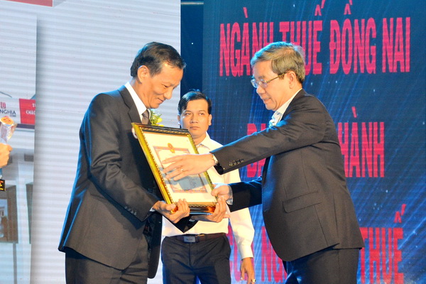 Phó chủ tịch UBND tỉnh Nguyễn Quốc Hùng tặng Bằng khen của tỉnh cho doanh nghiệp (QH – K.Giới)
