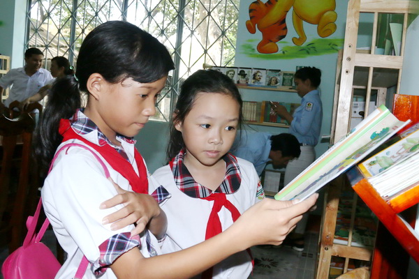 Học sinh đọc sách tại Phòng Thư viện sách ở Nhà Thiếu nhi huyện Xuân Lộc.